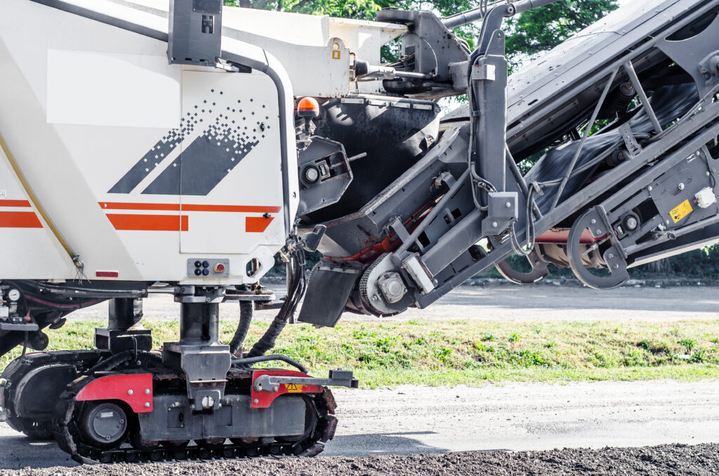 Milling machine with polyurethane track pads